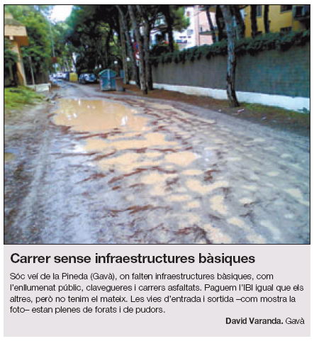 Foto-den�ncia publicada al diari EL PERI�DICO sobre la falta d'asfalt en alguns carrers de la part muntanya de Gav� Mar (4 d'Abril de 2009)
